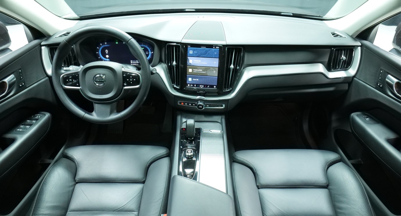 Esittelykuva Volvo XC60 kevythybridiautosta.