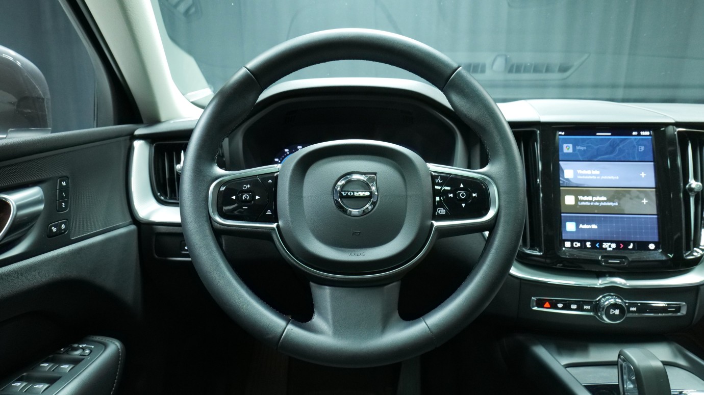 Esittelykuva Volvo XC60 kevythybridiautosta.