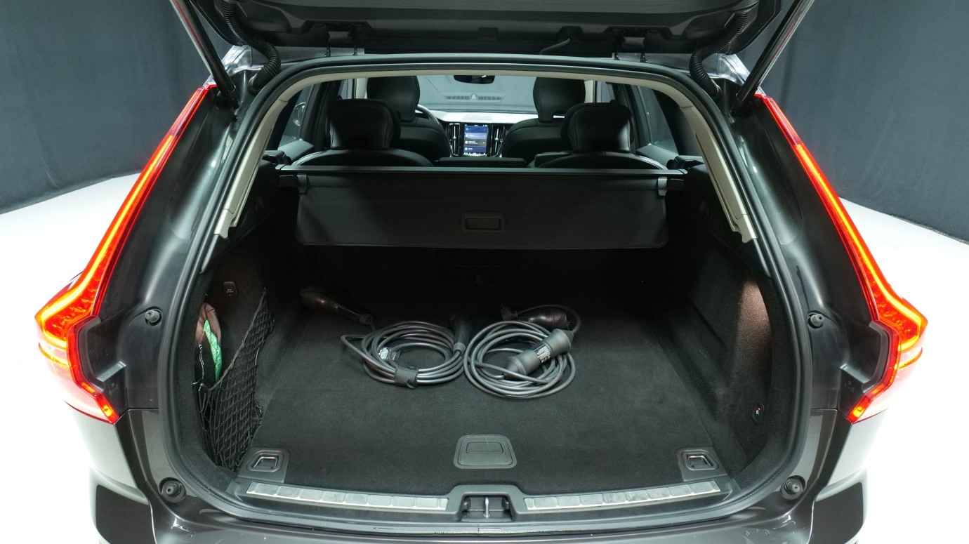 Esittelykuva Volvo XC60 kevythybridiautosta.