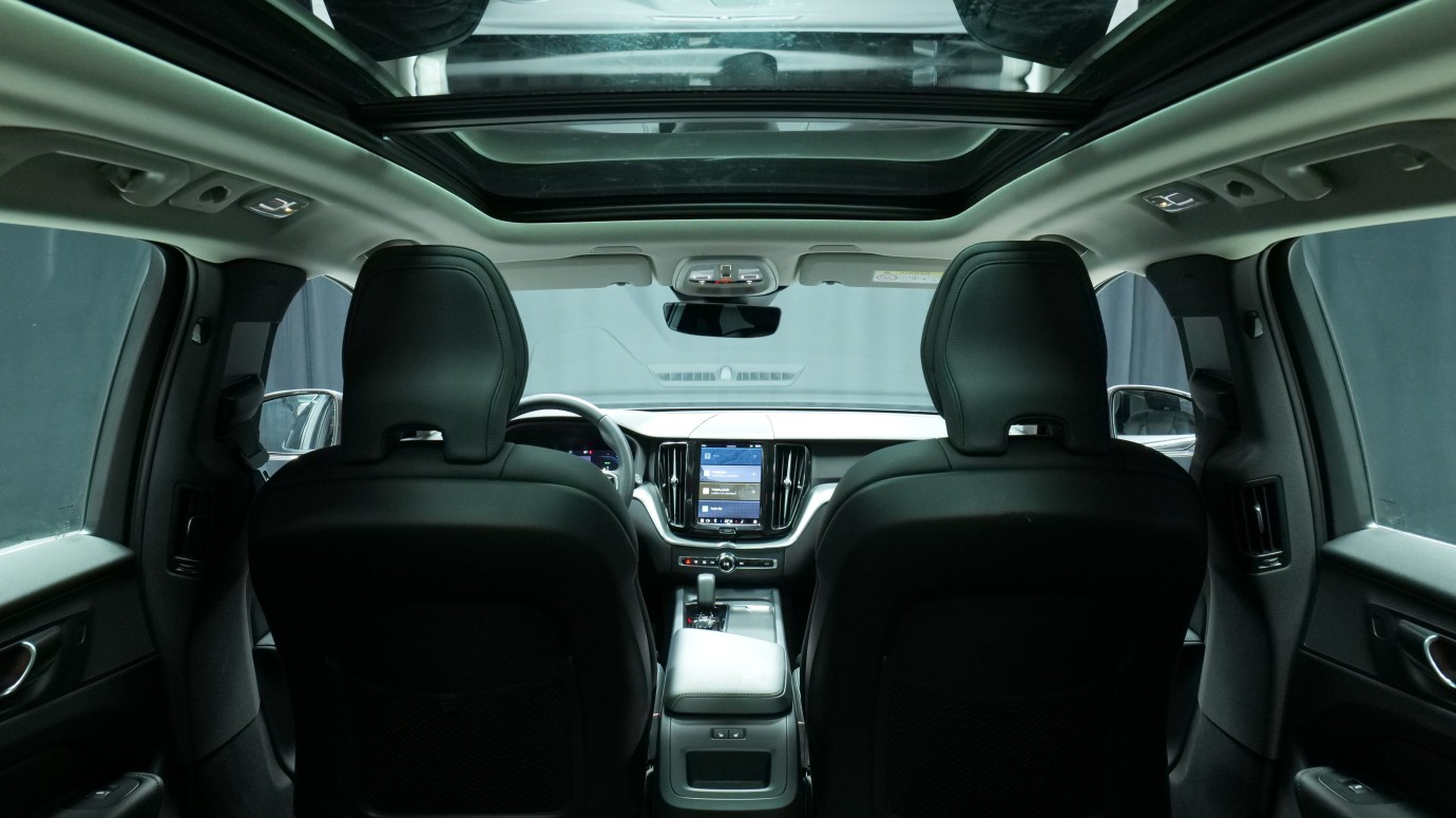 Esittelykuva Volvo XC60 kevythybridiautosta.