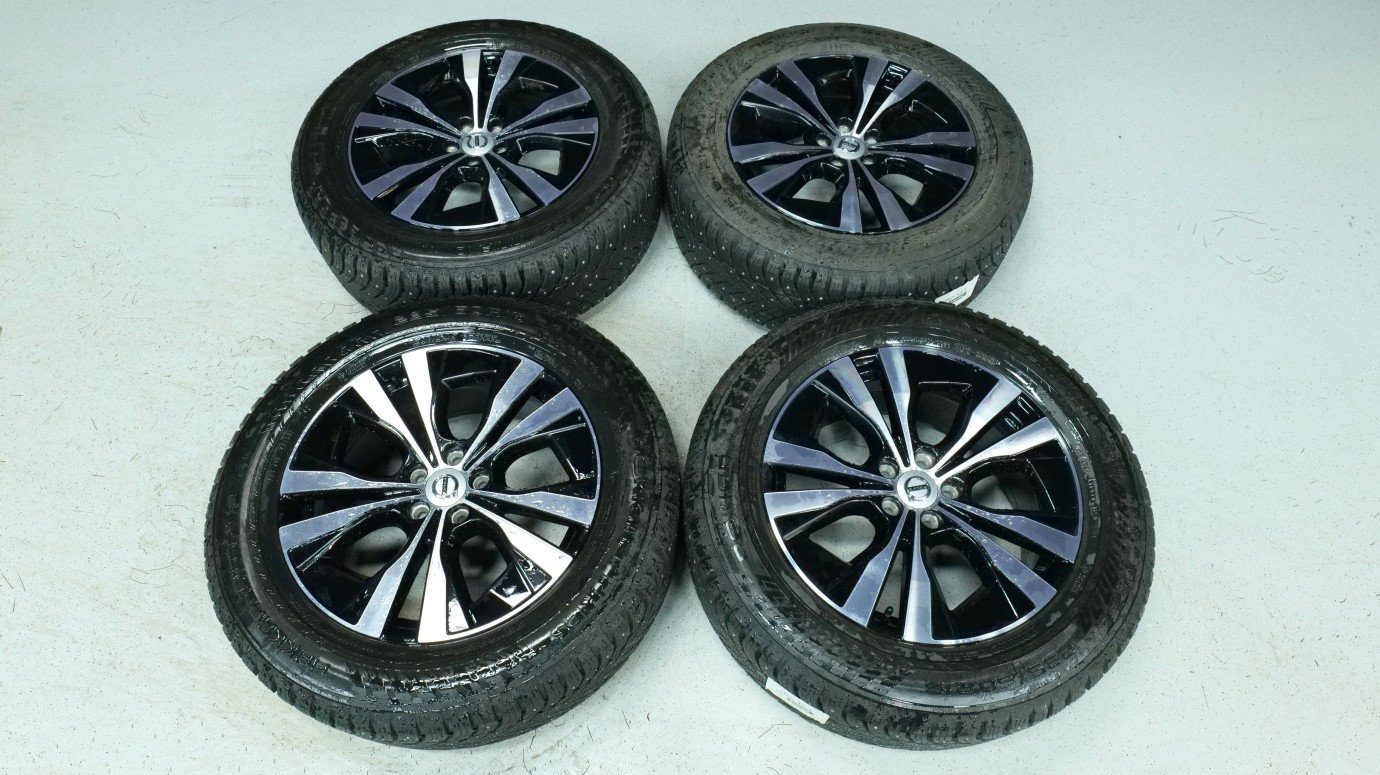 Esittelykuva Volvo XC60 kevythybridiautosta.