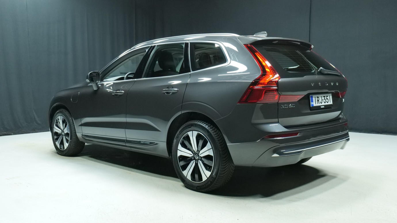 Esittelykuva Volvo XC60 kevythybridiautosta.