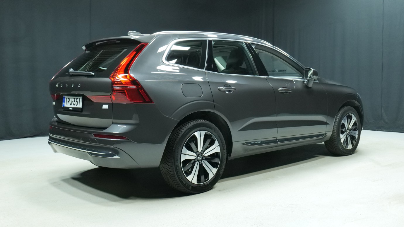 Esittelykuva Volvo XC60 kevythybridiautosta.