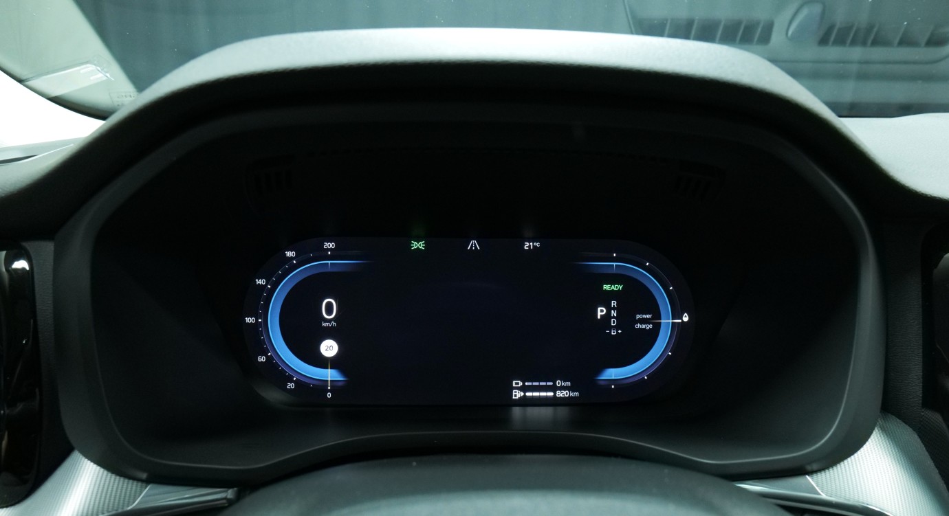 Esittelykuva Volvo XC60 kevythybridiautosta.
