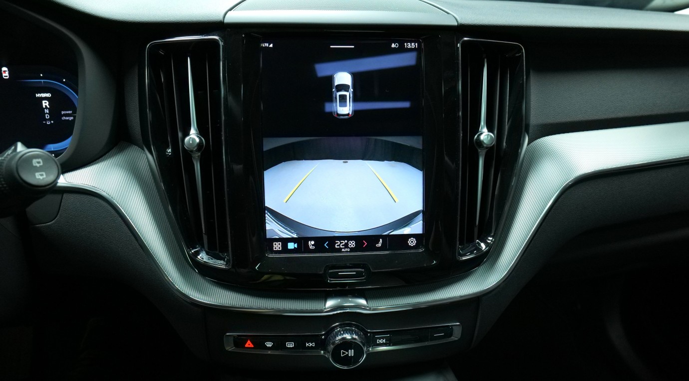 Esittelykuva Volvo XC60 kevythybridiautosta.
