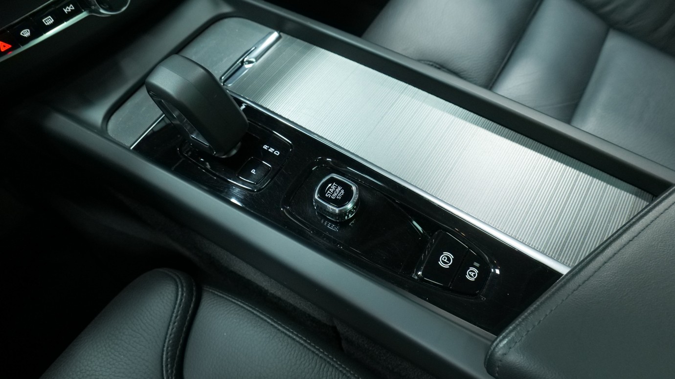 Esittelykuva Volvo XC60 kevythybridiautosta.