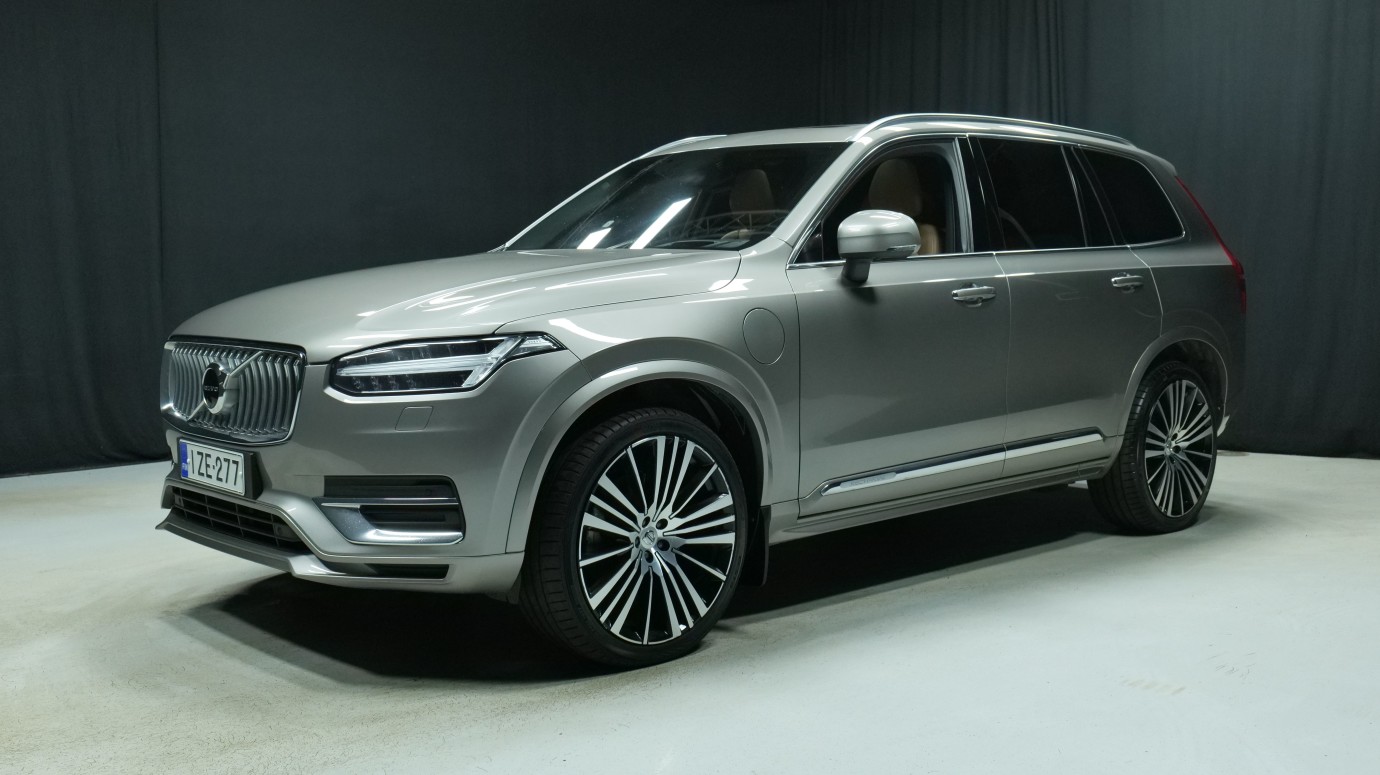 Esittelykuva Volvo XC90 kevythybridiautosta.