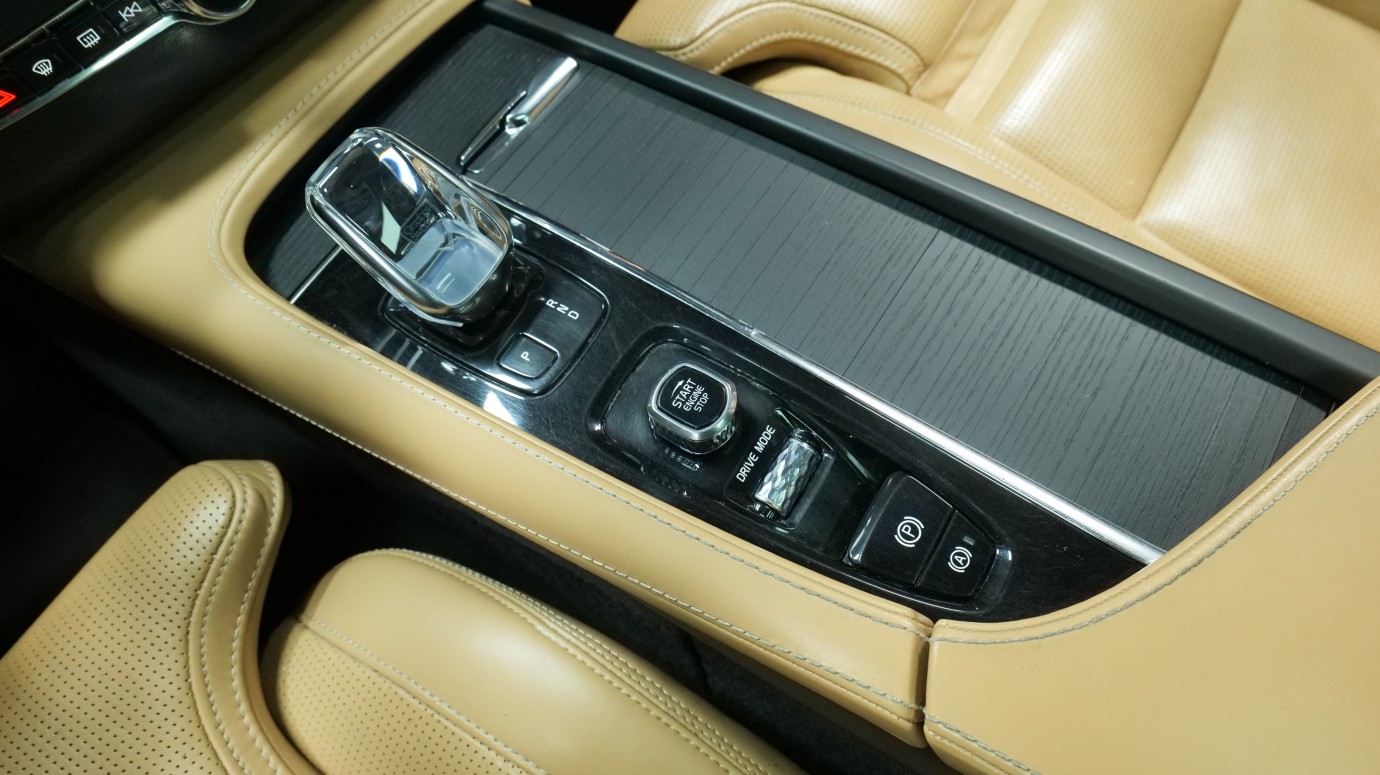 Esittelykuva Volvo XC90 kevythybridiautosta.