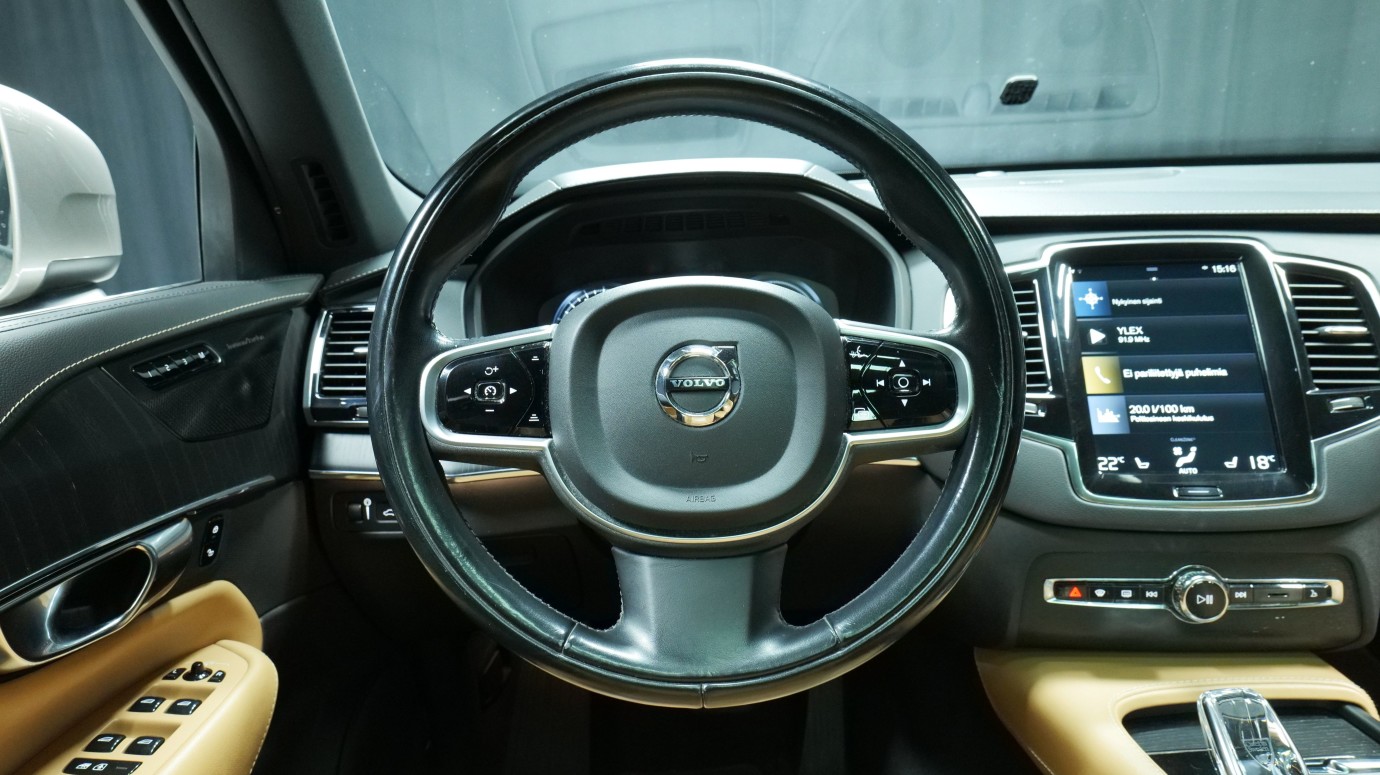 Esittelykuva Volvo XC90 kevythybridiautosta.