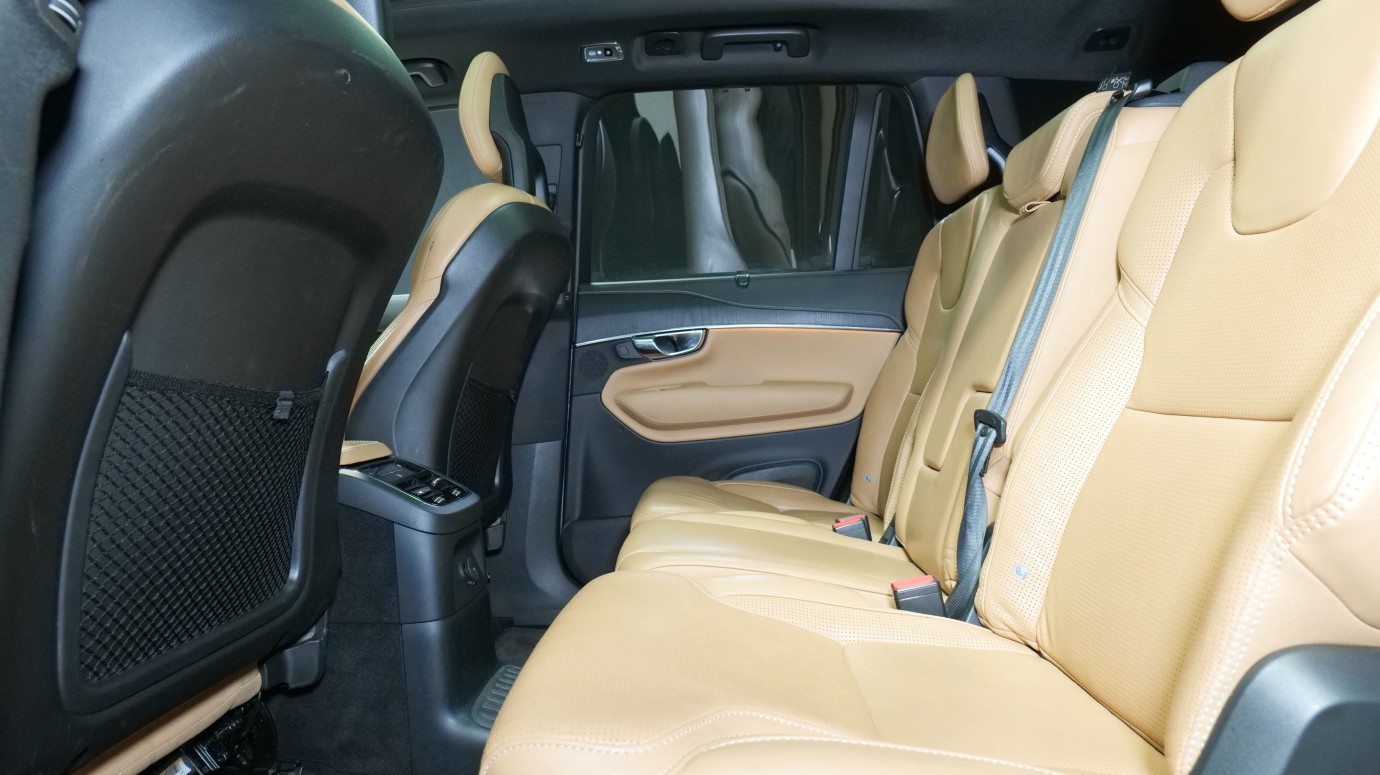 Esittelykuva Volvo XC90 kevythybridiautosta.
