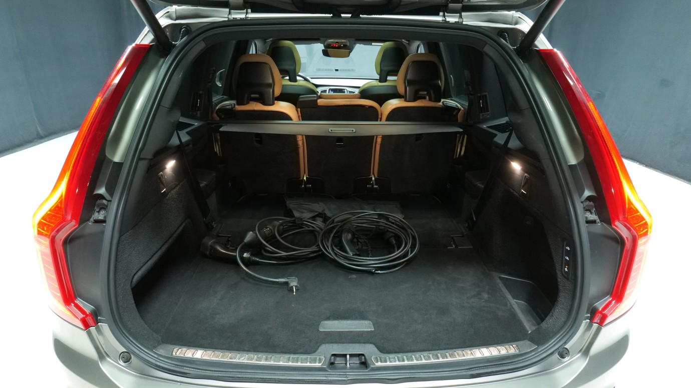 Esittelykuva Volvo XC90 kevythybridiautosta.