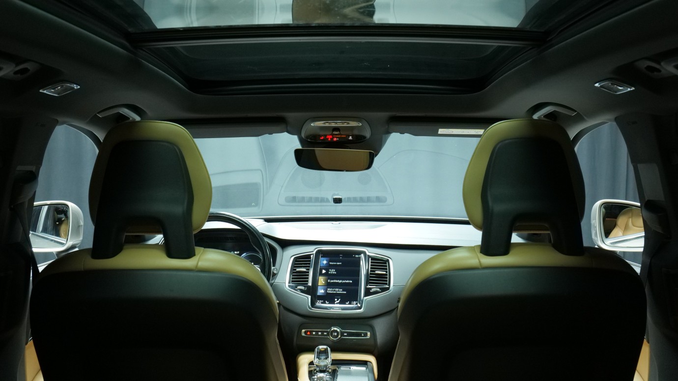 Esittelykuva Volvo XC90 kevythybridiautosta.