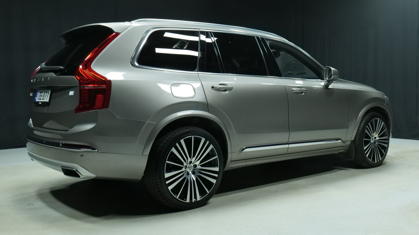 Esittelykuva Volvo XC90 kevythybridiautosta.