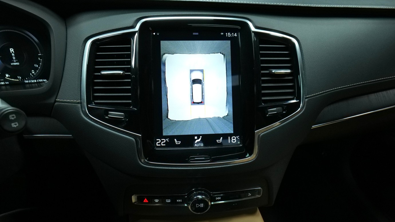 Esittelykuva Volvo XC90 kevythybridiautosta.