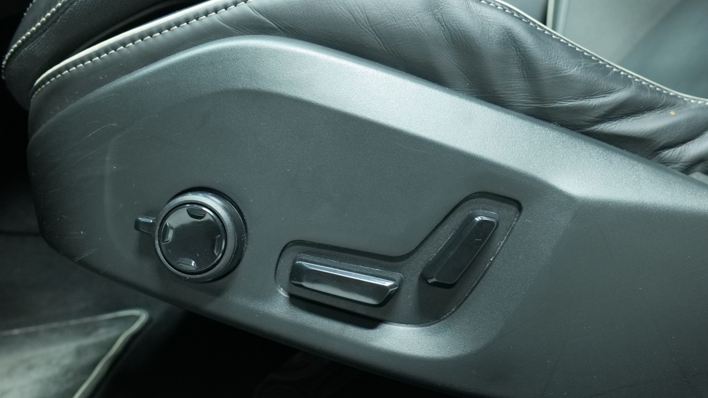 Esittelykuva Volvo S60 kevythybridiautosta.
