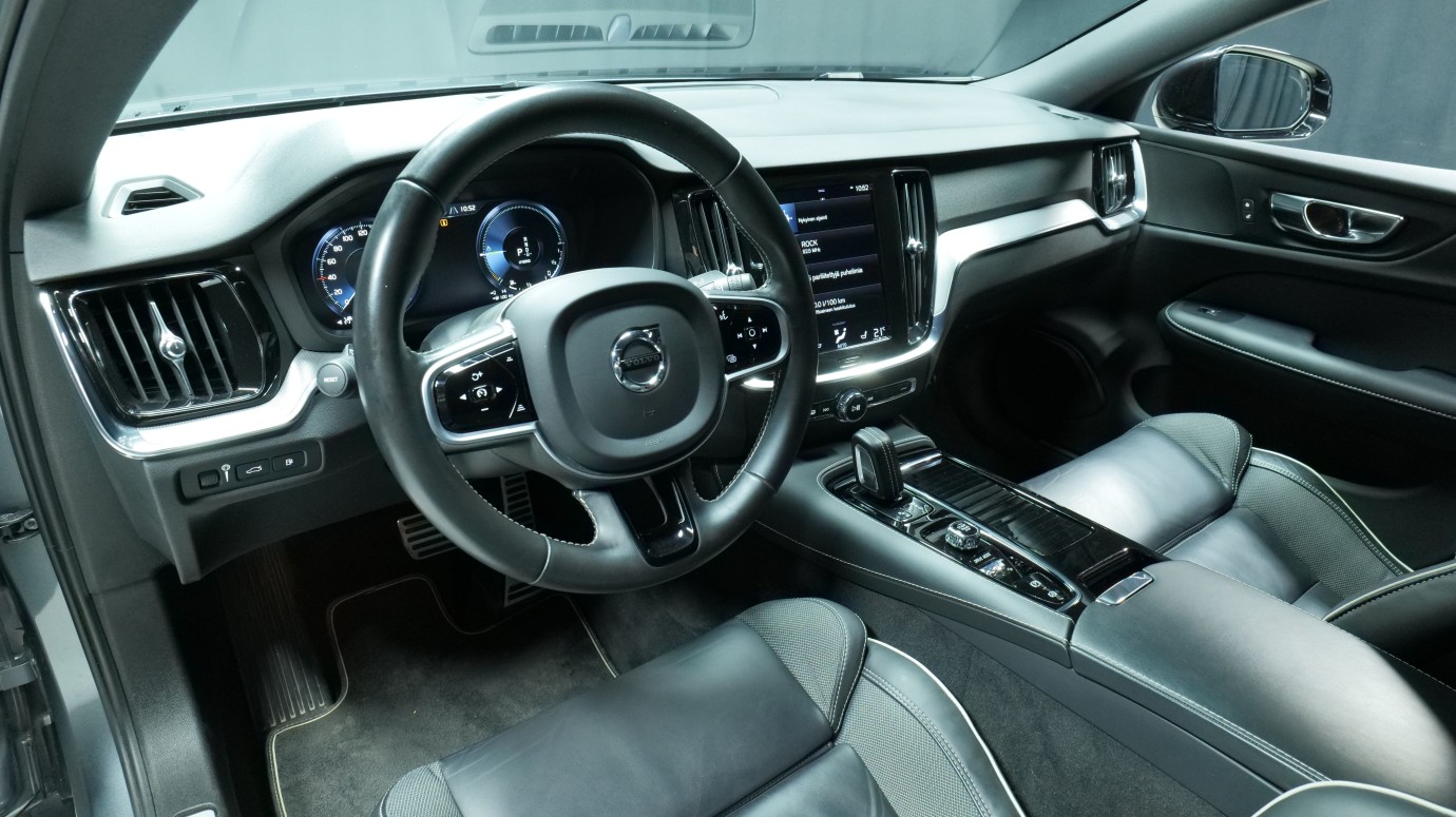 Esittelykuva Volvo S60 kevythybridiautosta.