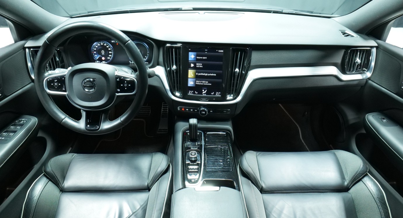 Esittelykuva Volvo S60 kevythybridiautosta.