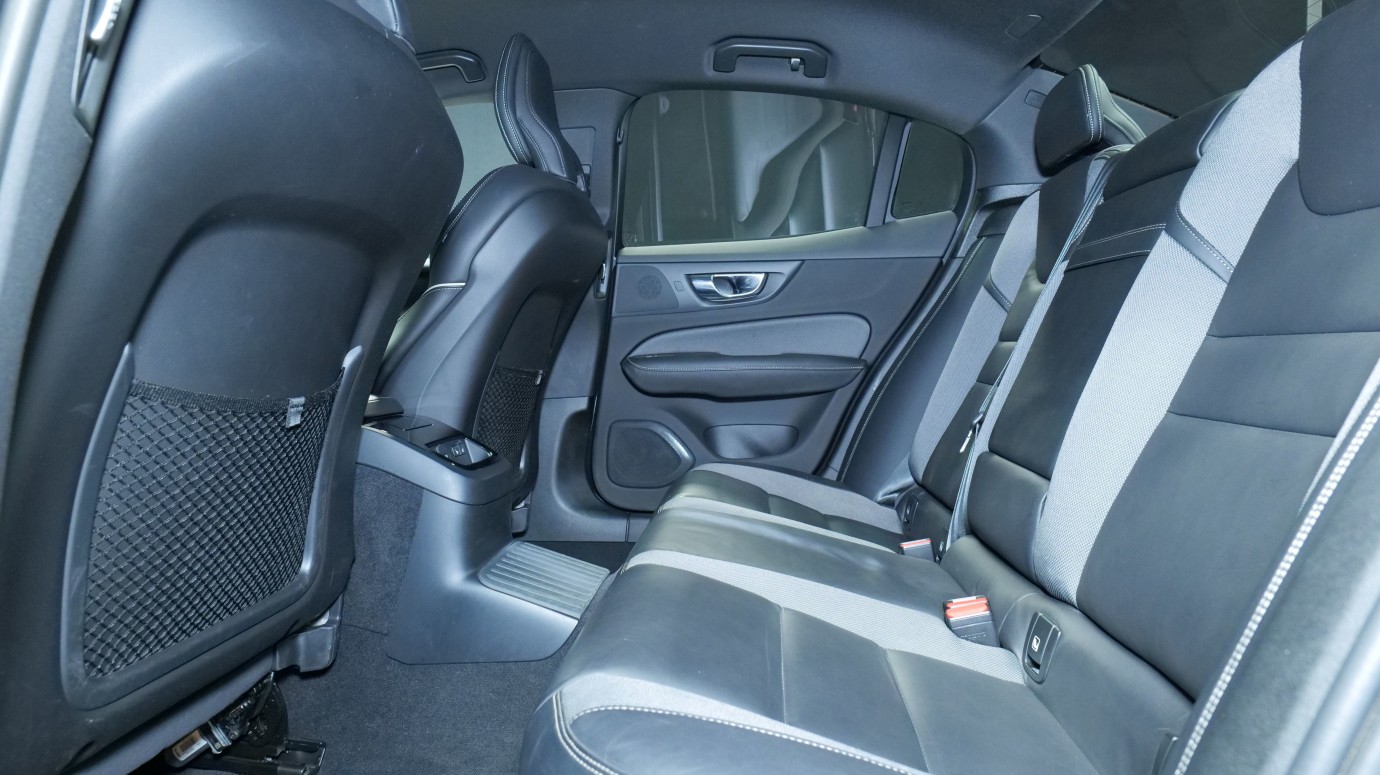 Esittelykuva Volvo S60 kevythybridiautosta.