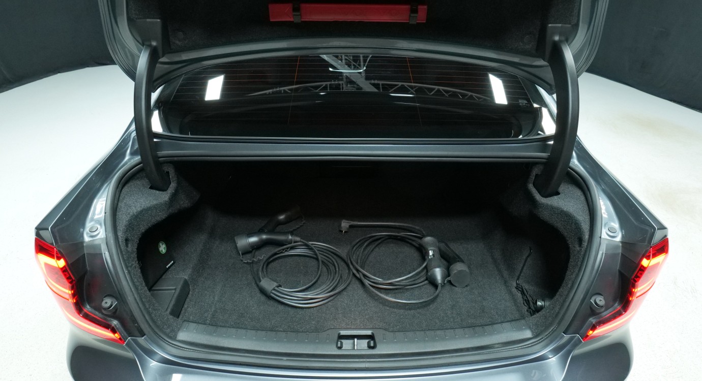 Esittelykuva Volvo S60 kevythybridiautosta.