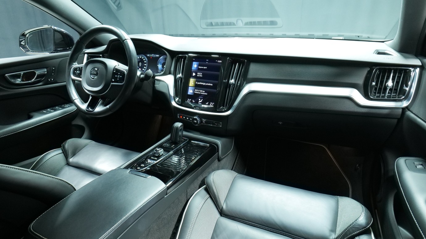 Esittelykuva Volvo S60 kevythybridiautosta.