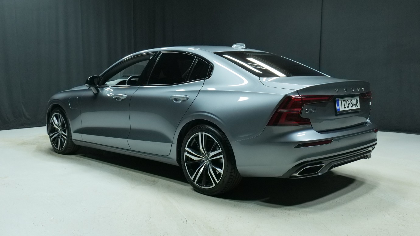 Esittelykuva Volvo S60 kevythybridiautosta.