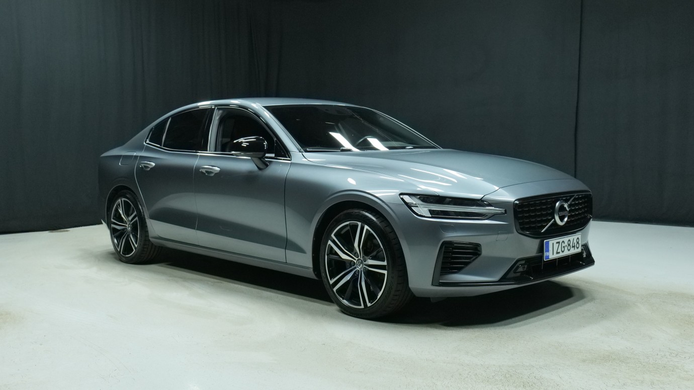 Esittelykuva Volvo S60 kevythybridiautosta.