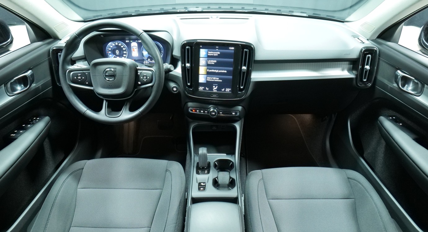 Esittelykuva Volvo XC40 kevythybridiautosta.