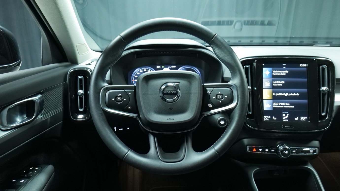 Esittelykuva Volvo XC40 kevythybridiautosta.