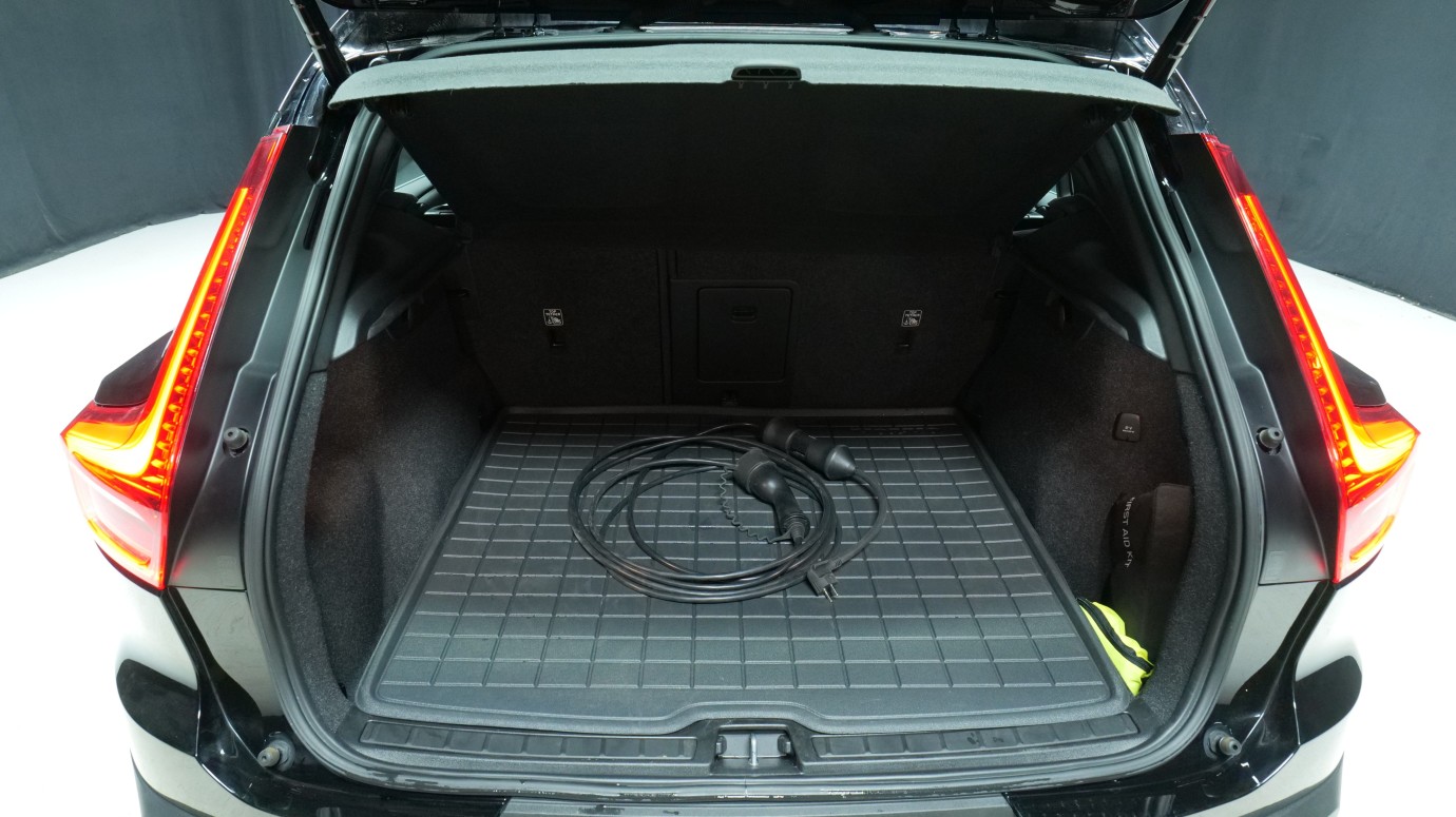 Esittelykuva Volvo XC40 kevythybridiautosta.
