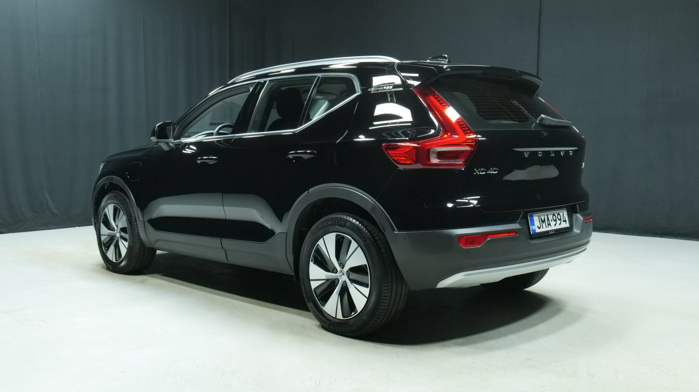 Esittelykuva Volvo XC40 kevythybridiautosta.