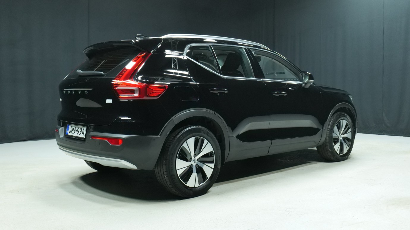 Esittelykuva Volvo XC40 kevythybridiautosta.