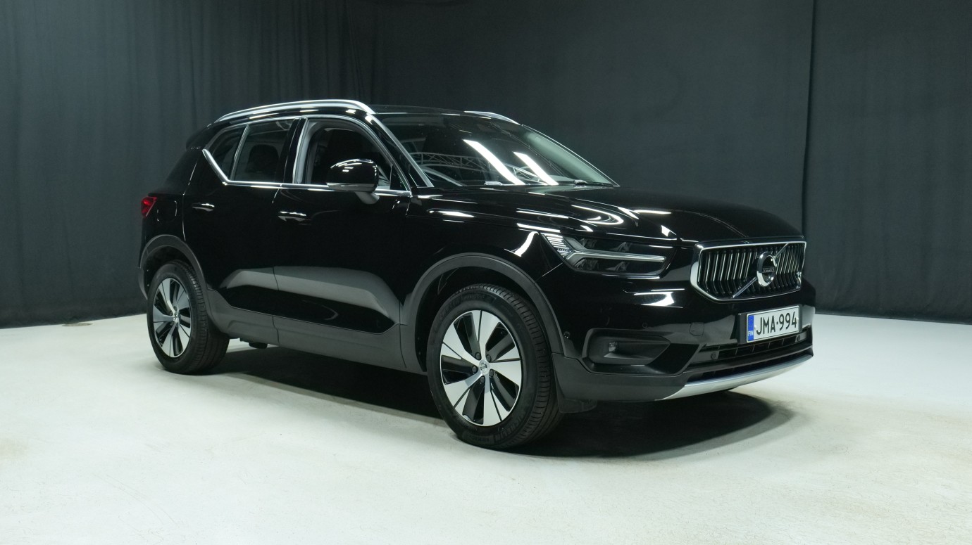 Esittelykuva Volvo XC40 kevythybridiautosta.