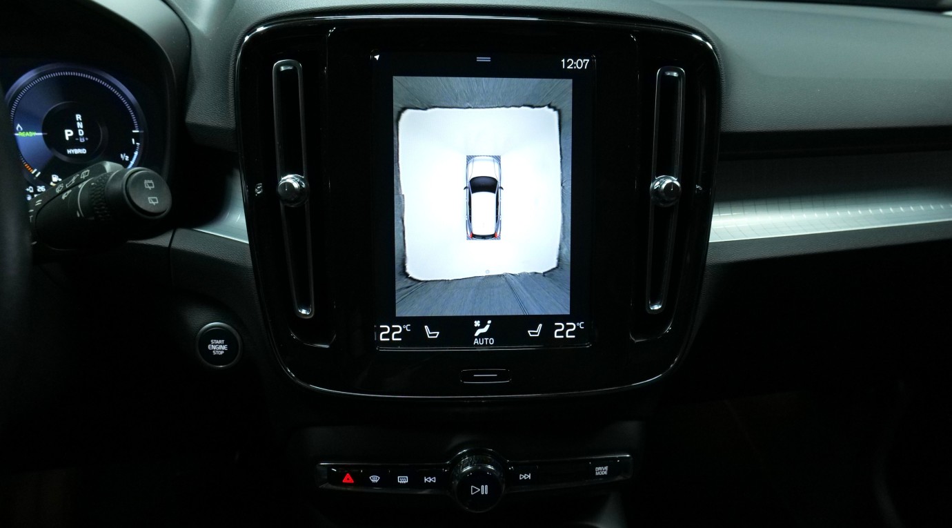 Esittelykuva Volvo XC40 kevythybridiautosta.