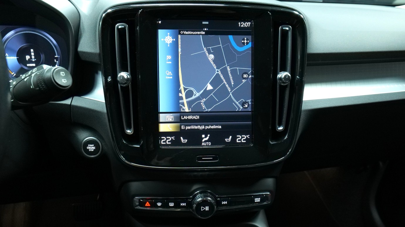 Esittelykuva Volvo XC40 kevythybridiautosta.