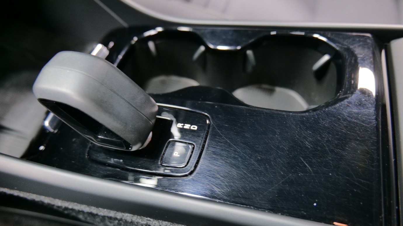 Esittelykuva Volvo C40 täyssähköautosta.