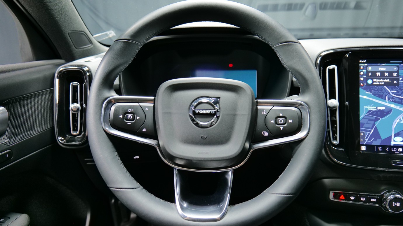 Esittelykuva Volvo C40 täyssähköautosta.