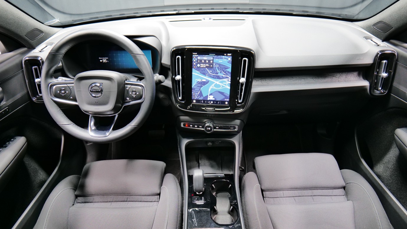 Esittelykuva Volvo C40 täyssähköautosta.