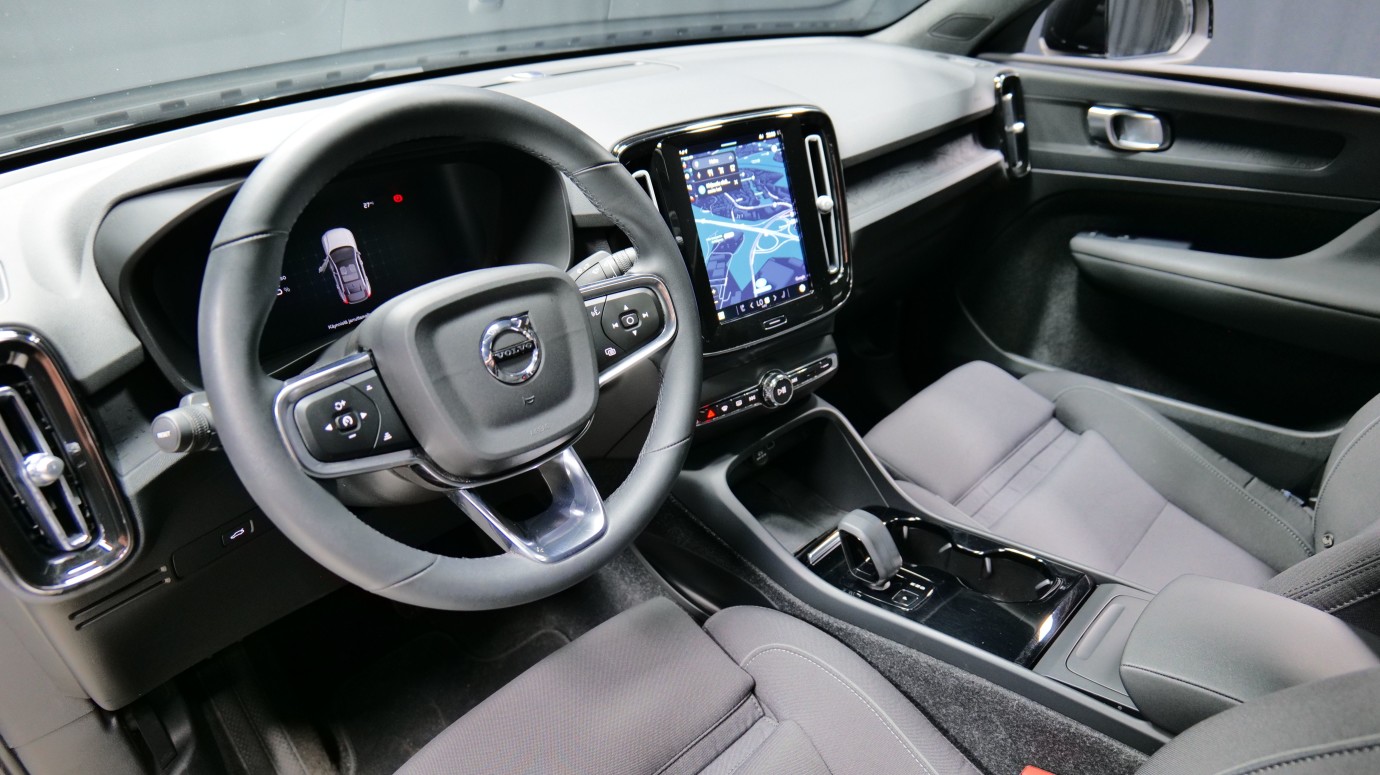 Esittelykuva Volvo C40 täyssähköautosta.