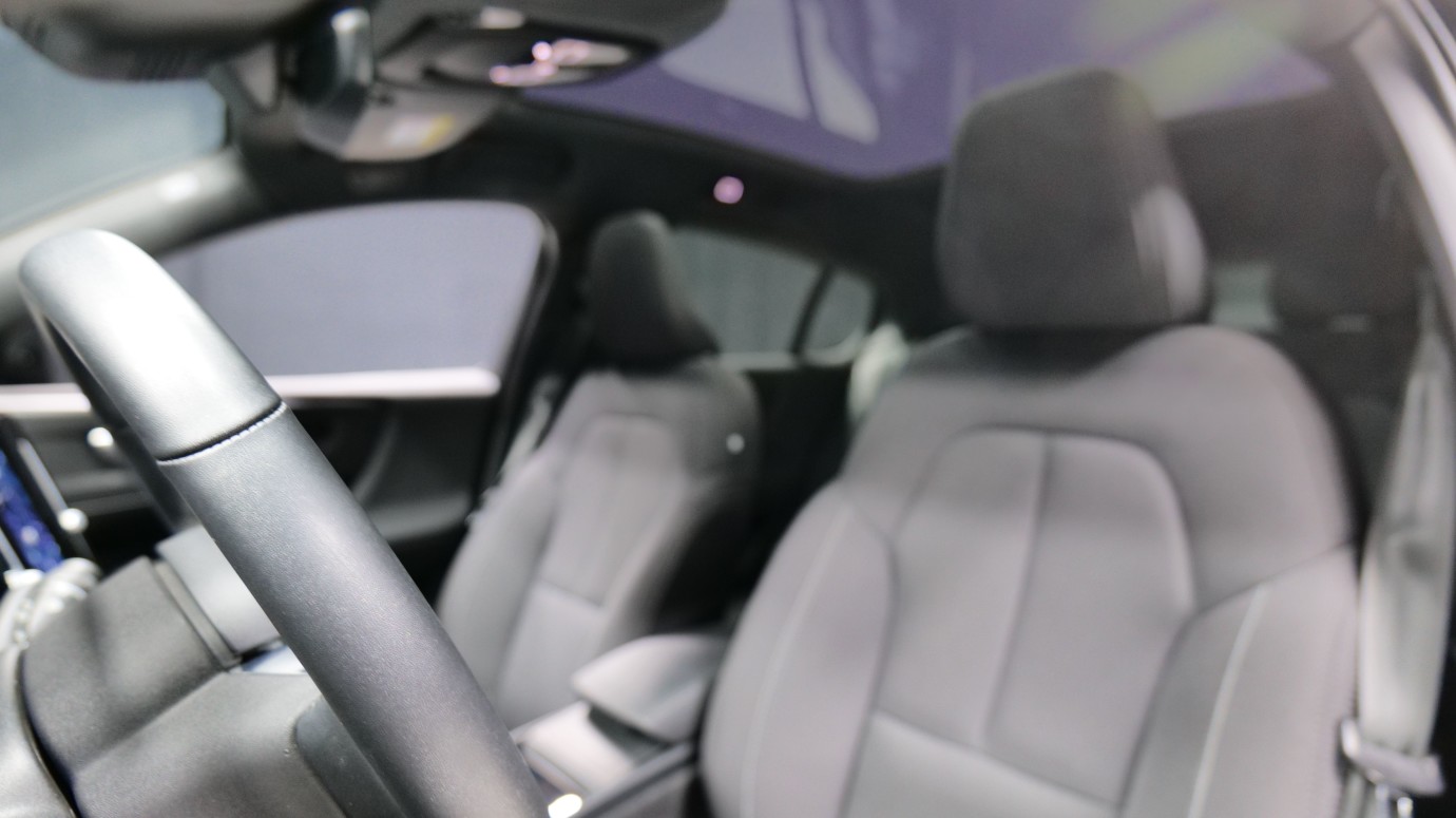 Esittelykuva Volvo C40 täyssähköautosta.