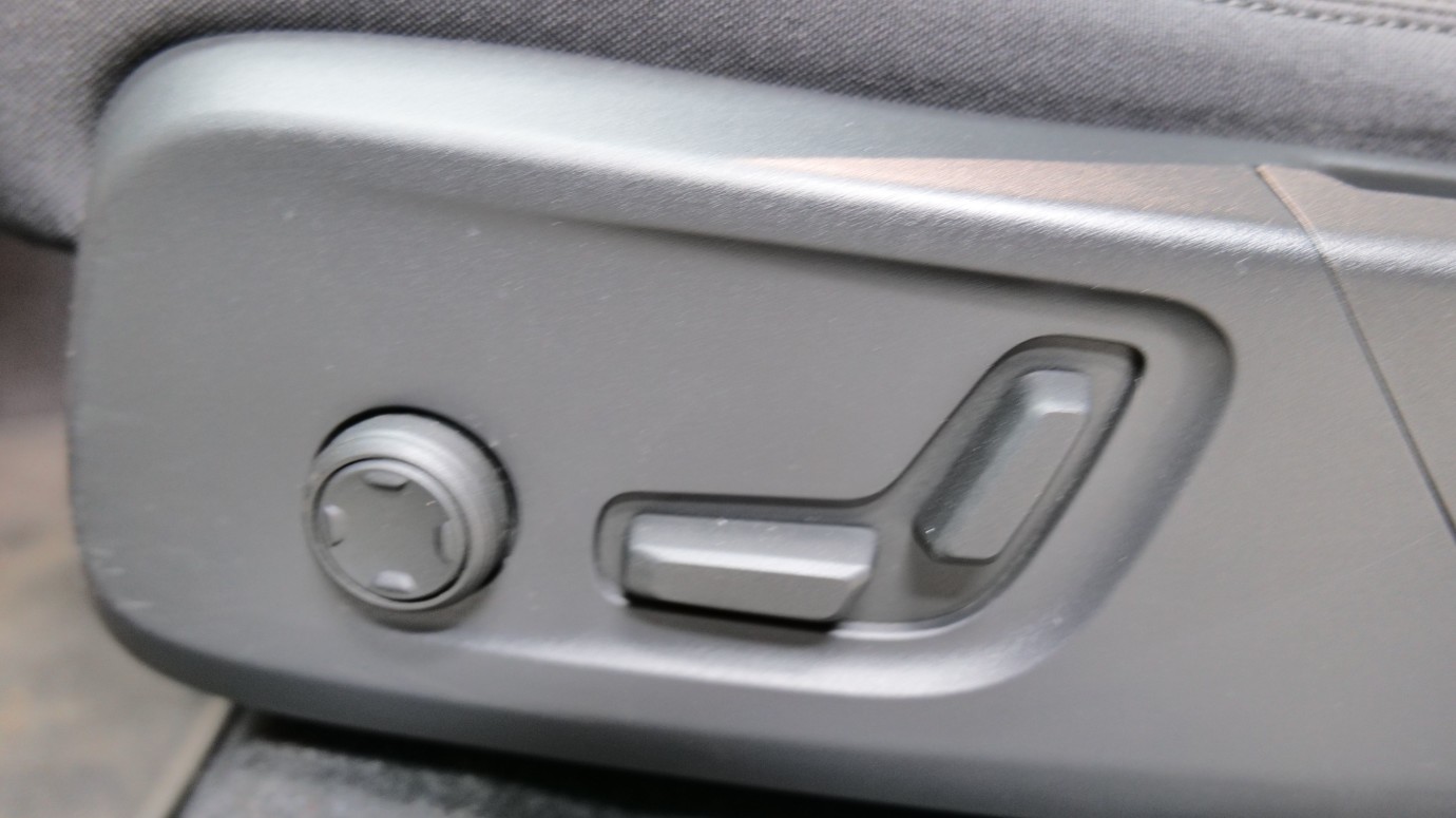 Esittelykuva Volvo C40 täyssähköautosta.