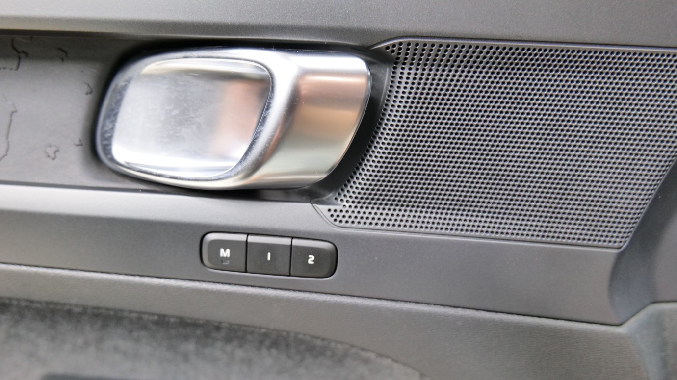 Esittelykuva Volvo C40 täyssähköautosta.
