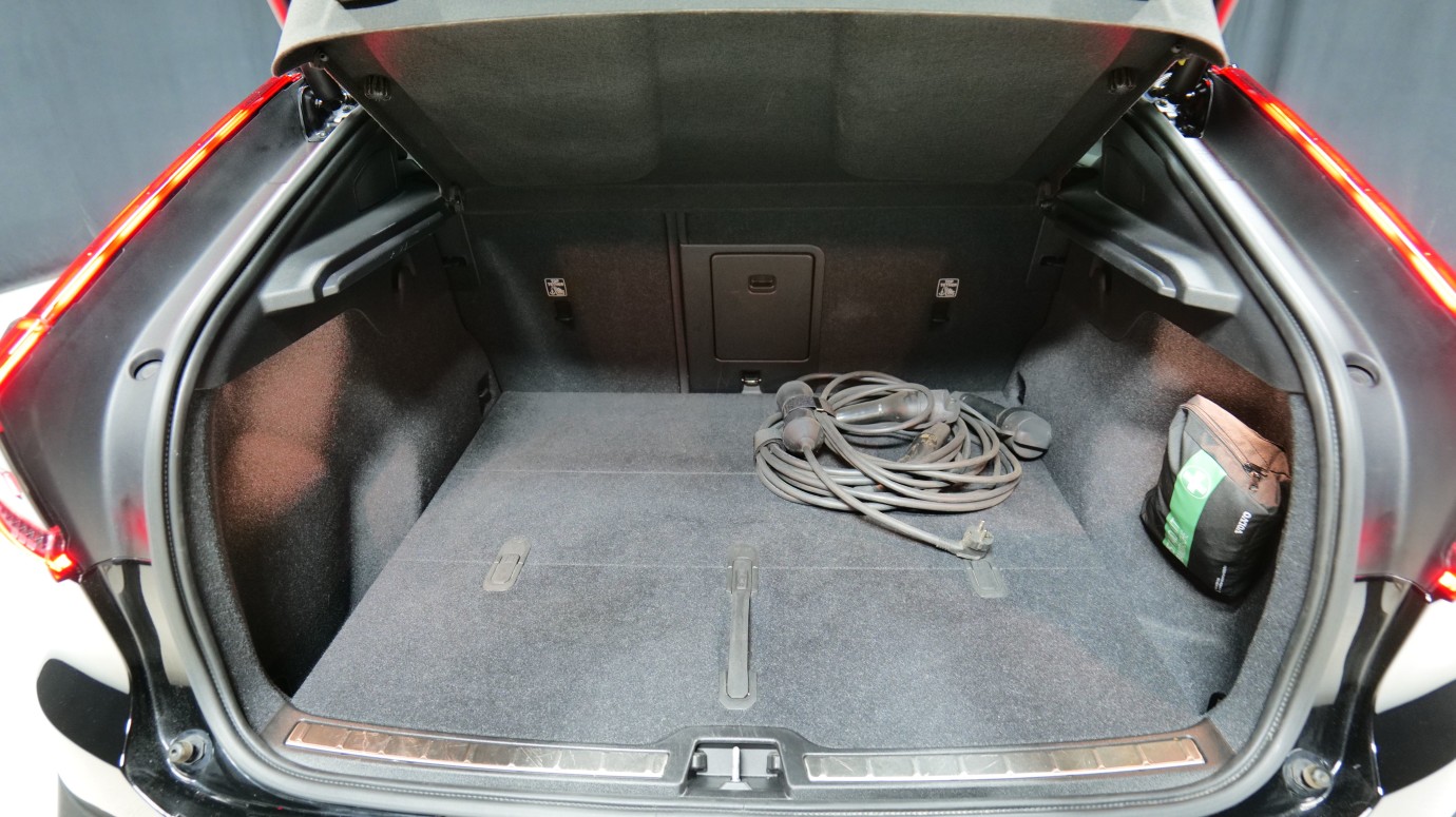 Esittelykuva Volvo C40 täyssähköautosta.