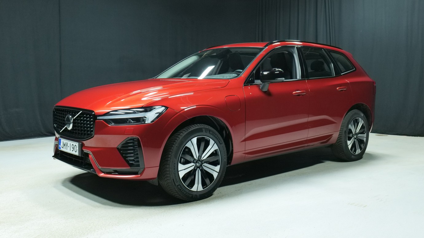 Esittelykuva Volvo XC60 kevythybridiautosta.