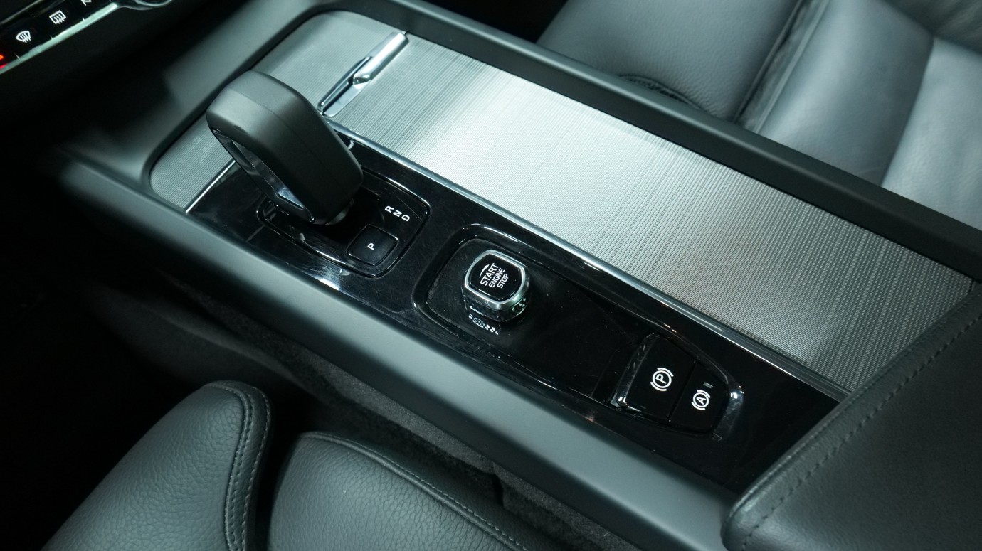 Esittelykuva Volvo XC60 kevythybridiautosta.