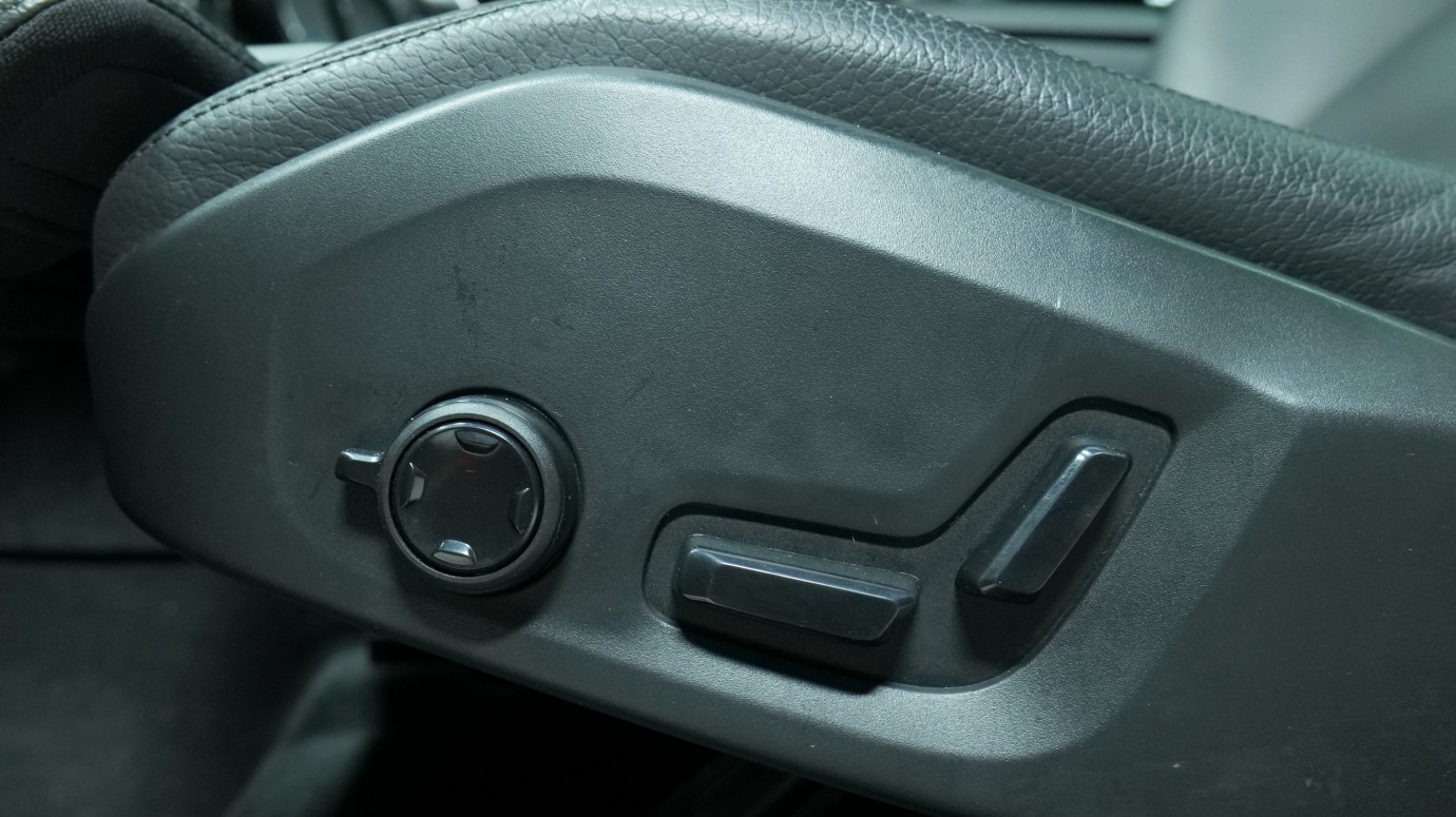 Esittelykuva Volvo XC60 kevythybridiautosta.