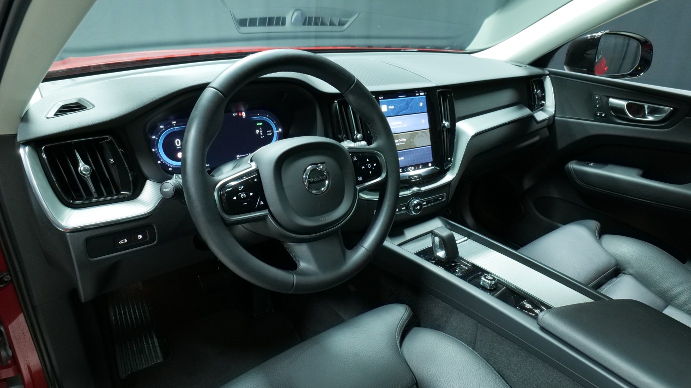 Esittelykuva Volvo XC60 kevythybridiautosta.