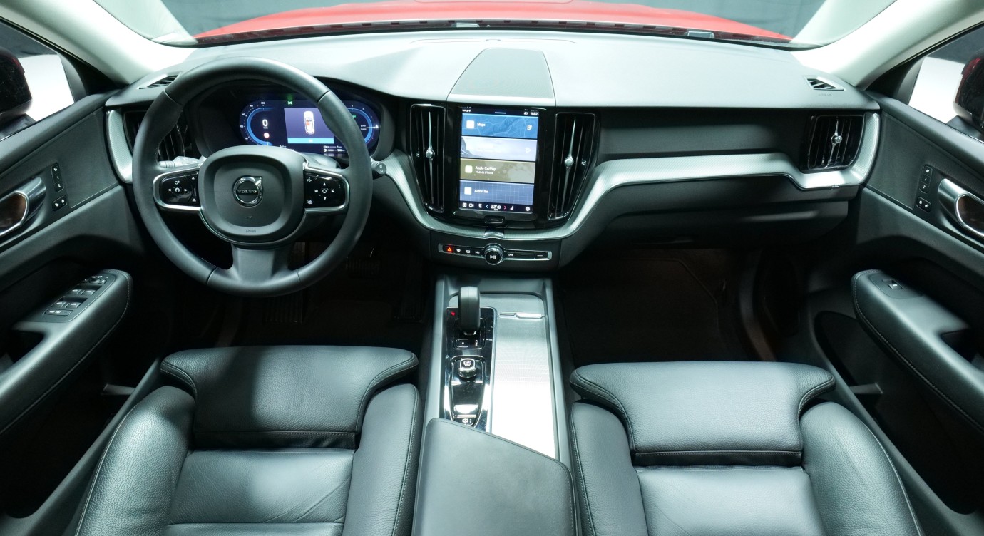 Esittelykuva Volvo XC60 kevythybridiautosta.