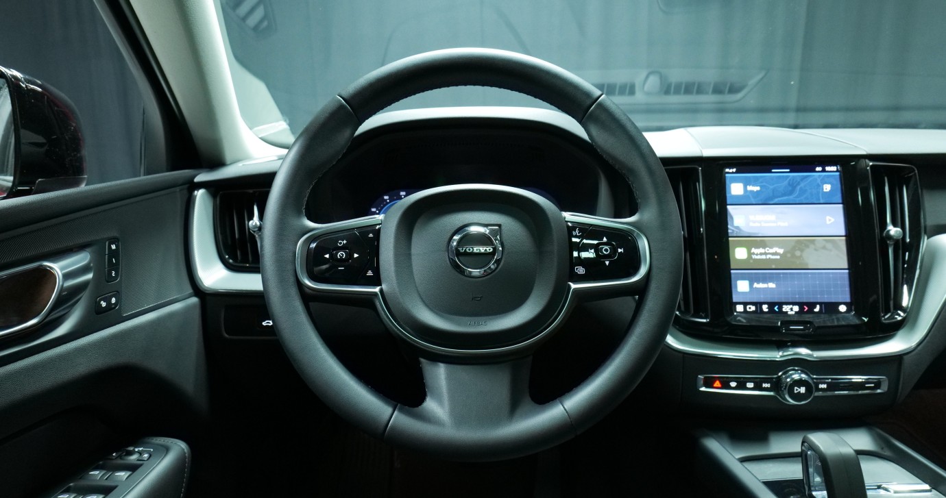 Esittelykuva Volvo XC60 kevythybridiautosta.