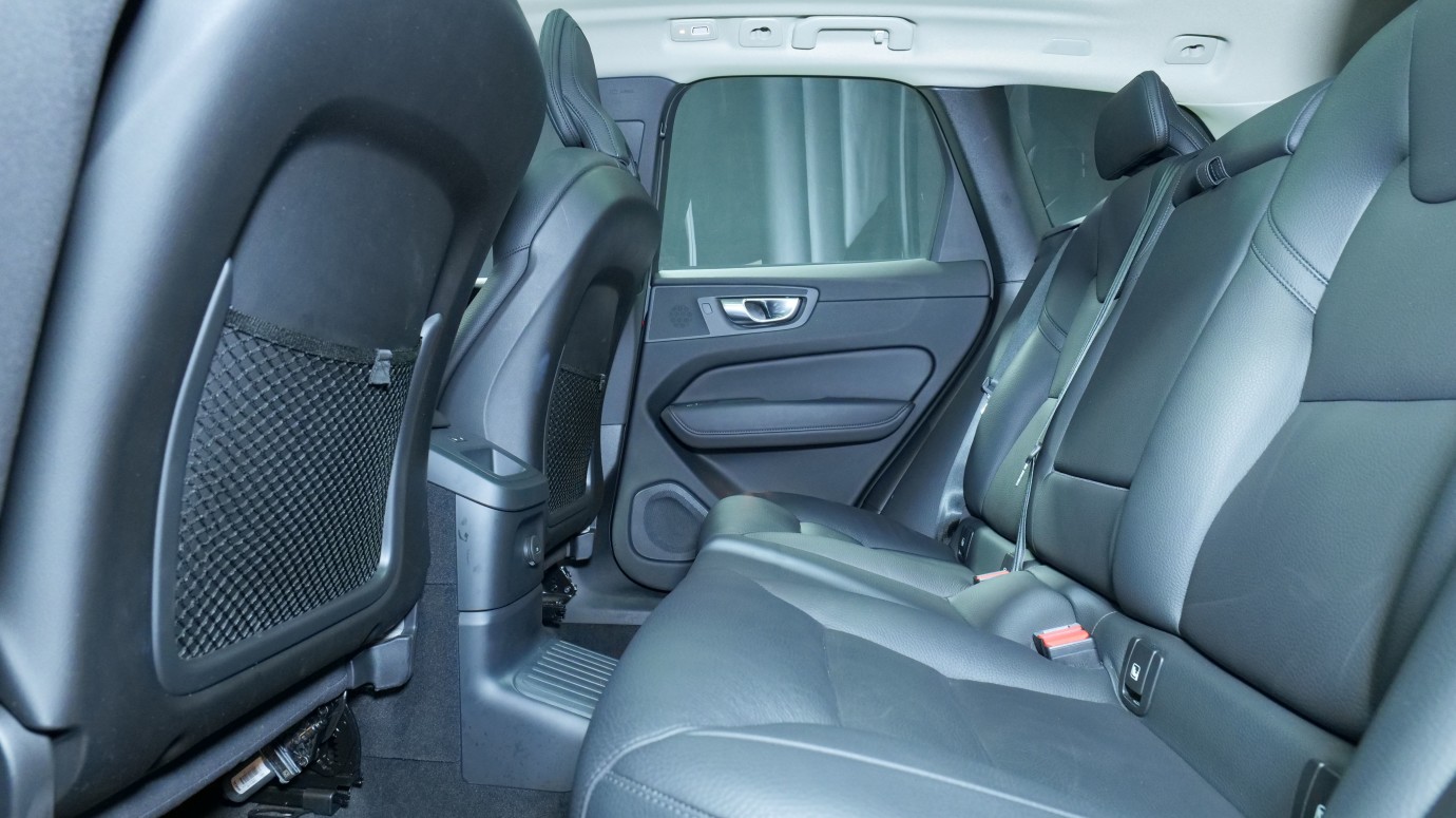 Esittelykuva Volvo XC60 kevythybridiautosta.