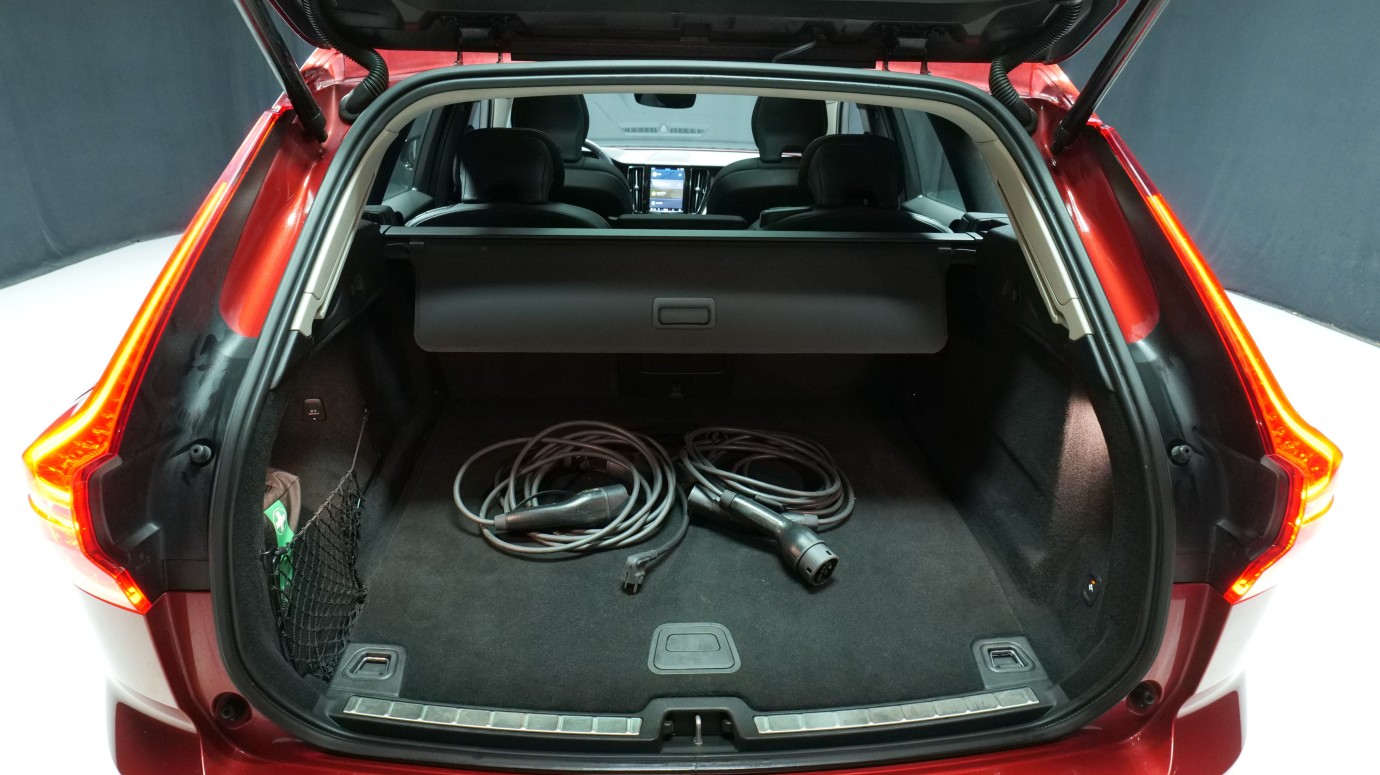 Esittelykuva Volvo XC60 kevythybridiautosta.